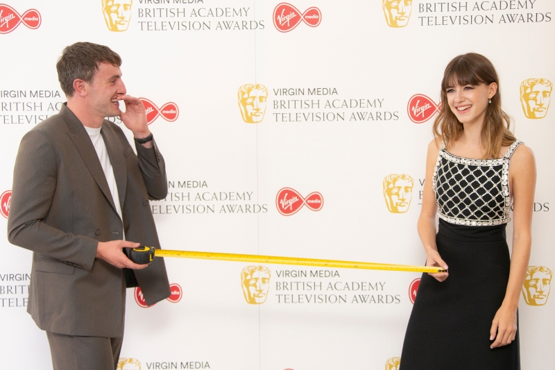 英国夯剧《正常人》男女主角保罗梅兹卡尔（左）与黛茜艾德格锺丝参加颁奖典礼时，拿出卷尺搞笑测量两人间的人身距离。