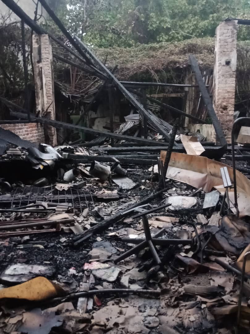 突遭火魔侵袭的木屋瞬间被烧成废墟，仅剩下数根顶梁柱。