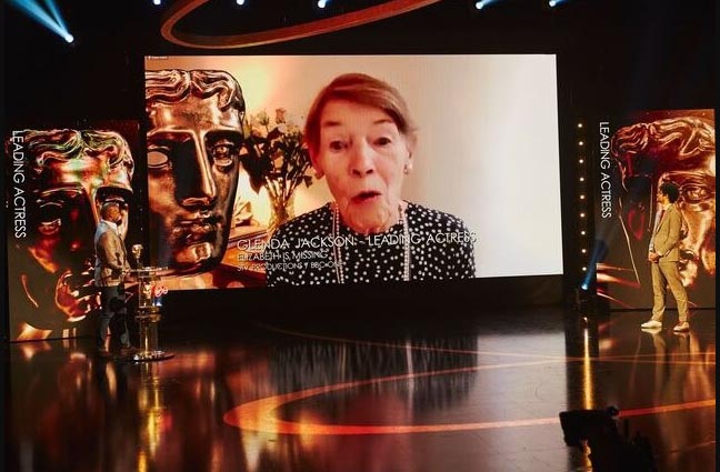英国影艺学院电视奖颁奖典礼，大部分入围演员和得奖者，以预先录影画面或现场视讯方式与会，84岁资深女星格兰达积逊夺得视后致词。