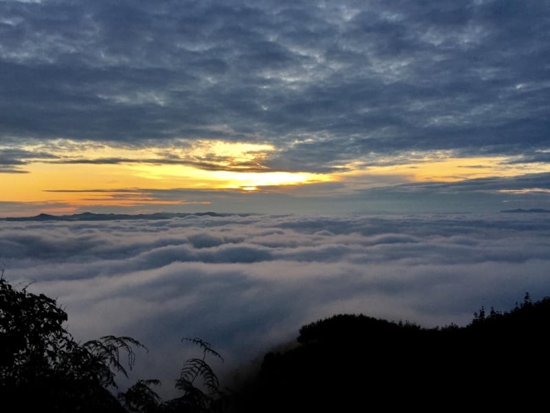 登上“而连突神山”不仅可以看到浓厚的云海美景，还可看到美丽的日出。