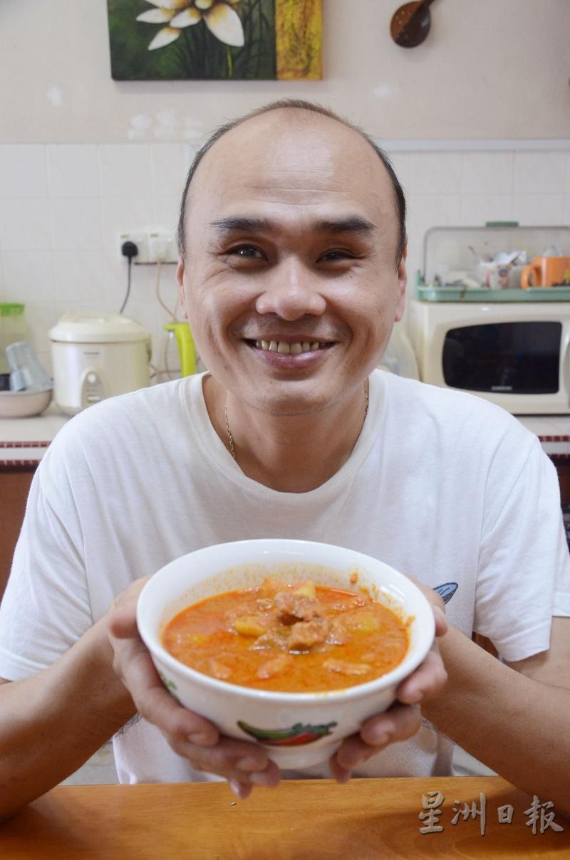 维强特地为记者烹煮泰式咖哩猪肉，让记者见证他烹饪的全过程。