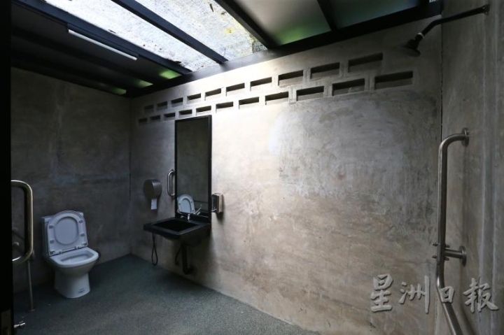 无障碍厕所内也有冲凉设施，卫浴空间合一。