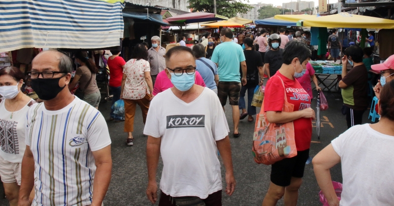 民众到访拥挤的公共场合需要戴口罩，保持至少一米的人身距离。