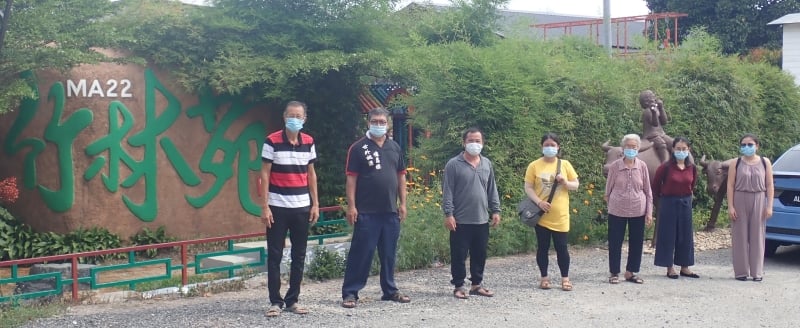 观自在竹林苑理事会表明该苑暂订8月31日重开，左起是吴丰光，总务郭亚国，理事陈志强，刘清佩，吴清心，右起是黄奕贝及梁素仪。