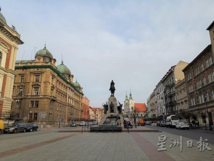 马泰伊科广场（Matejko Square），右后方的尖顶建筑为圣福里安圣殿——皇家之路的起点。

