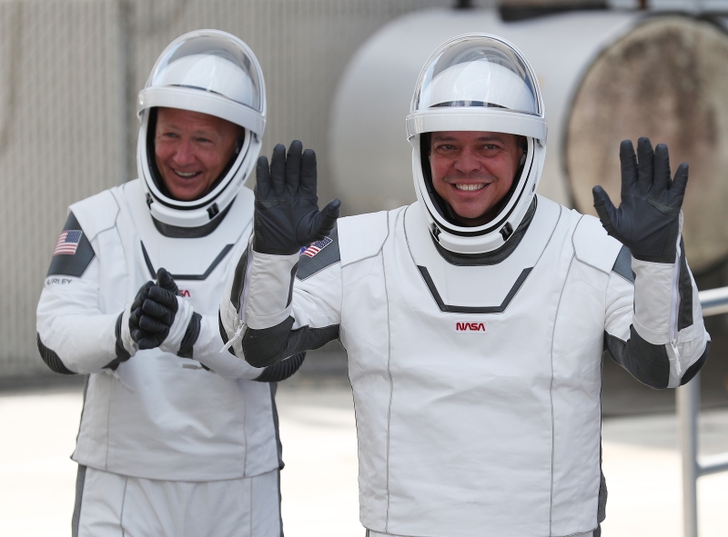 贝肯（右）与赫尔利5月启程飞往国际太空站前，在佛州肯尼迪太空中心向民众告别。（法新社照片）