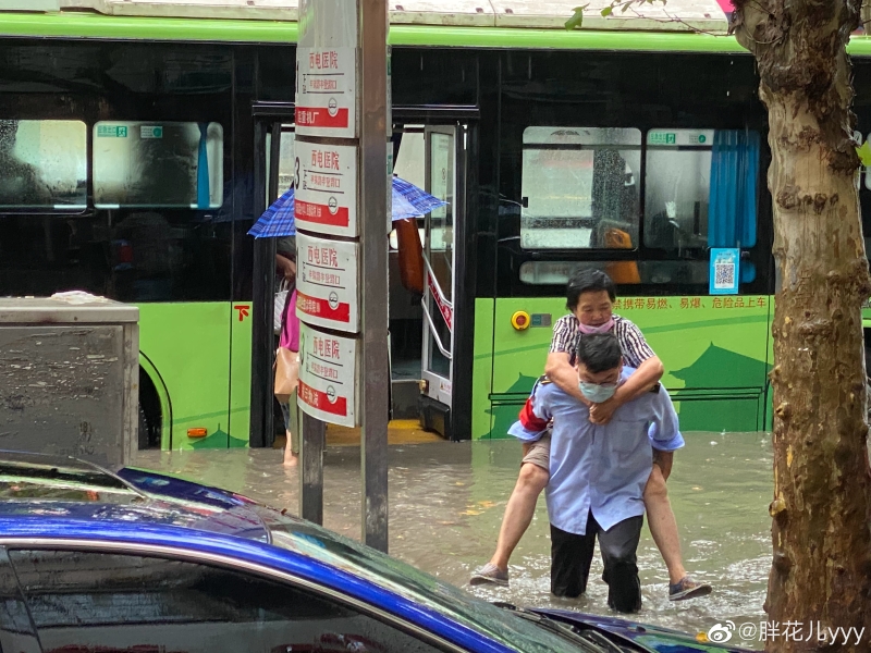 由于乘客的脚步不能碰水，王鑫便背起她“渡”马路。