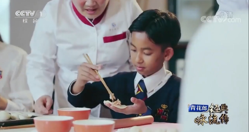正学习包饺子的萨里忆述，自己来中国读书吃的第一顿饭就是用肉饺子。