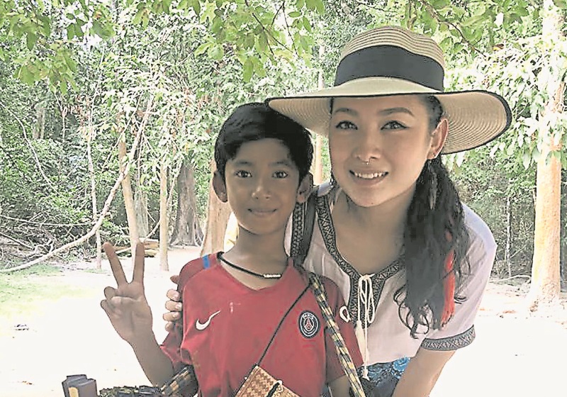 在槟城居住的维纳斯两年前访问柬埔寨遇到当时7岁的萨里，对他能够说15种语言感到惊讶，并拍下视频。未料这也让萨里暴红，并受到贵人帮忙到中国求学，可谓因此翻转了生命。