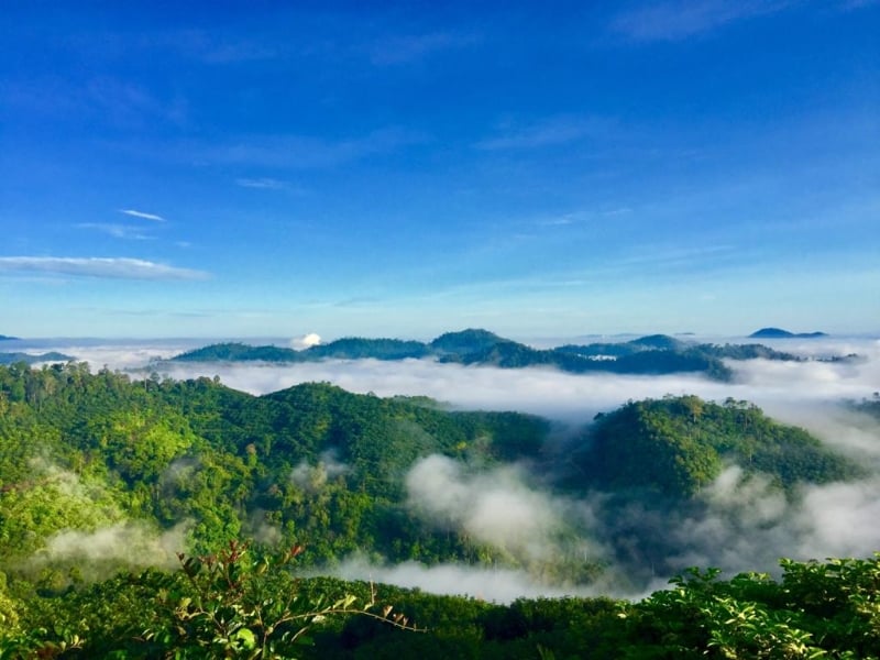 而连突神山景色如诗如画。