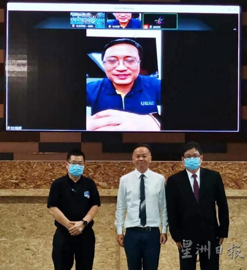 杜培源在北京通过网络视频向三民独中学生介绍中国对外经济贸易大学。前左起为李雨亭、胡永铭、刘江山。