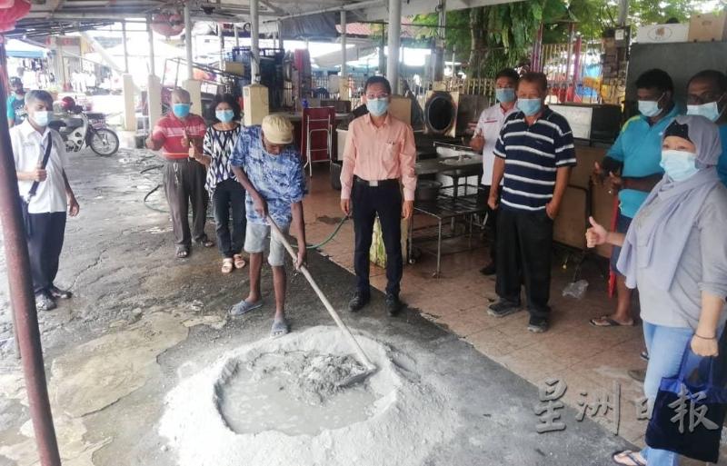 廖泰义（右三）联袂助理及服务团队成员视察保阁亚三巴刹外围饮食摊的洋灰地面维修工程进展情况。