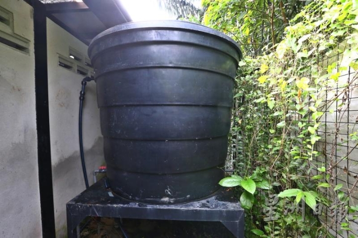 男女厕各有两大雨水集水槽，用来冲洗马桶。