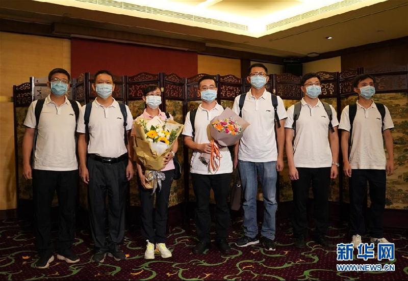 8月2日，抵达香港的“内地核酸检测支援队”的7名“先遣队”队员合影。  （新华社）