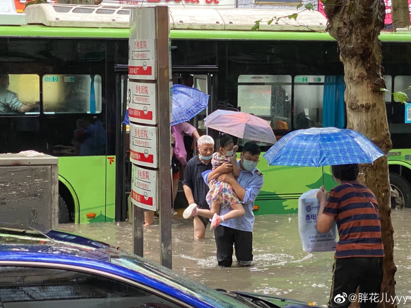 由于水位已经高过成人的膝盖，王鑫主动抱起小女孩，把她送到安全的地方。