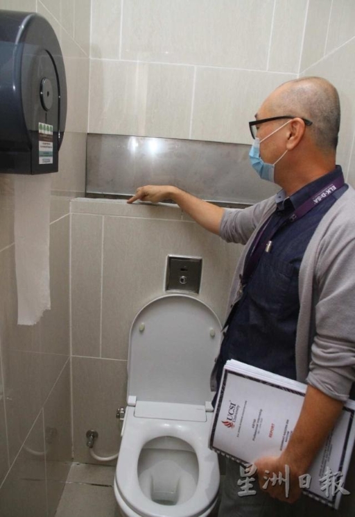 很多公共厕所不用单个水箱，而是埋在墙中的冲水系统，打开盖子便可维修检查。