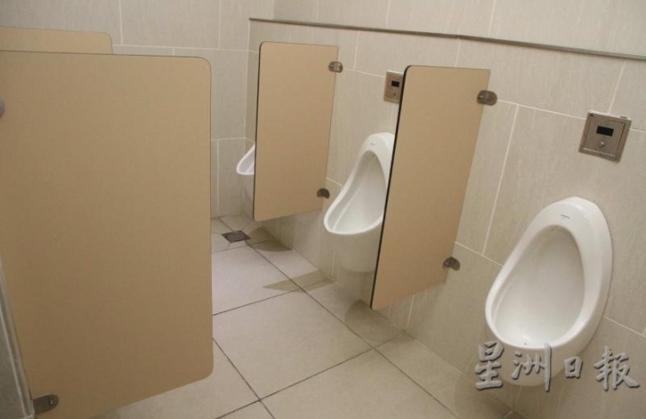 为保隐私，尿斗间假设隔板，但整体空间不大，宽厚隔板反而让中间走道过窄。