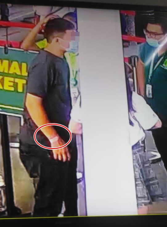 根据闭路电视片段截图，该男子右手戴著疑似粉红色隔离手环。