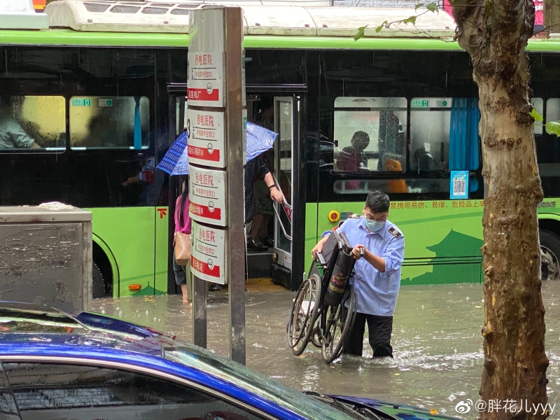 王鑫为了疏散乘客在雨中来来回回，也帮乘客运送轮椅。