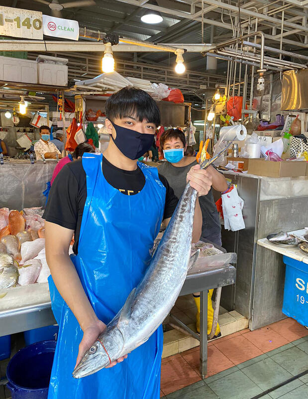 黄子扬毕业后，成为全职摊贩卖鱼。（照片：受访者提供）