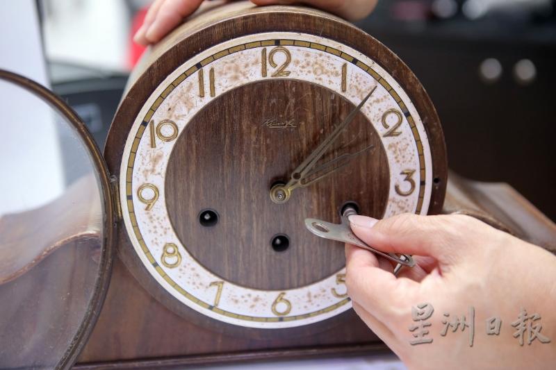 三发条的古董刻钟，每隔15分钟、半小时和一小时报时，一个月上链一次即可。