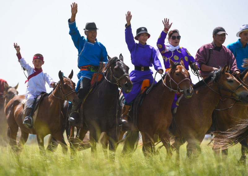 那达慕是是蒙古族一年一度的传统体能运动竞技节日。
