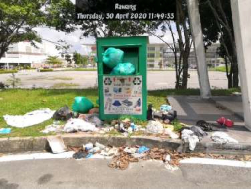 许多资源回收箱已满，但负责人却没有及时收取物品，以致周边布满垃圾。