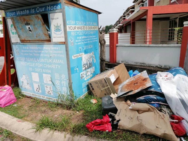 一般的资源回收箱旁都会出现垃圾，因此相关组织也很难寻觅合适的置放地点。（档案照）