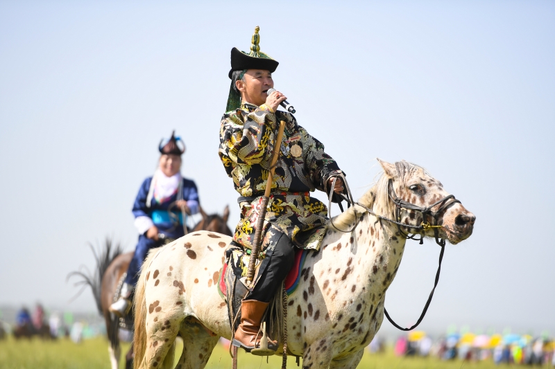 演员在开幕式上表演蒙古族传统说唱艺术潮尔道。
