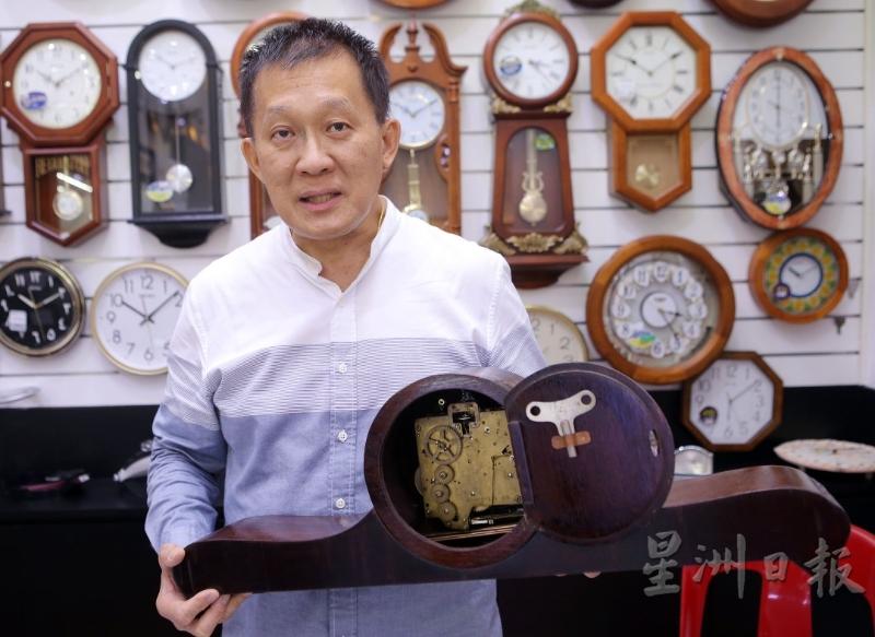 李光明毕生精力专注于投身钟表业，并掌握了时钟工艺百年演变过程。