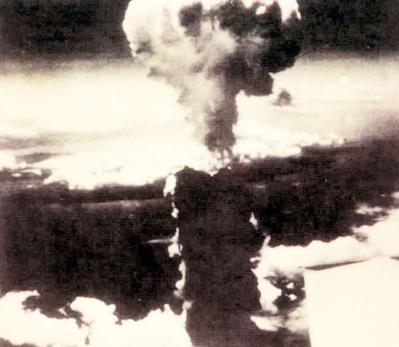 1945年8月6日上午，美国B-29战略轰炸机在广岛上空投掷了第一颗原子弹。