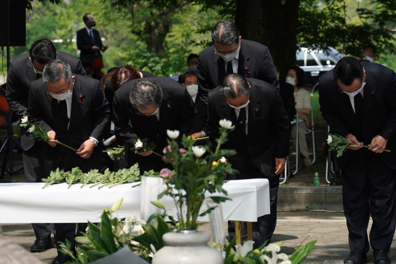 住在日本的韩国居民在广岛和平纪念公园韩国受害者纪念碑前举行的韩国受害者追悼会上献花并祈祷。
