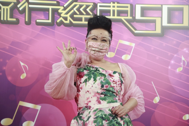 薛家燕在公司设计及安排下，以一身粉红色花花晚装配衬特制口罩现身见传媒。
