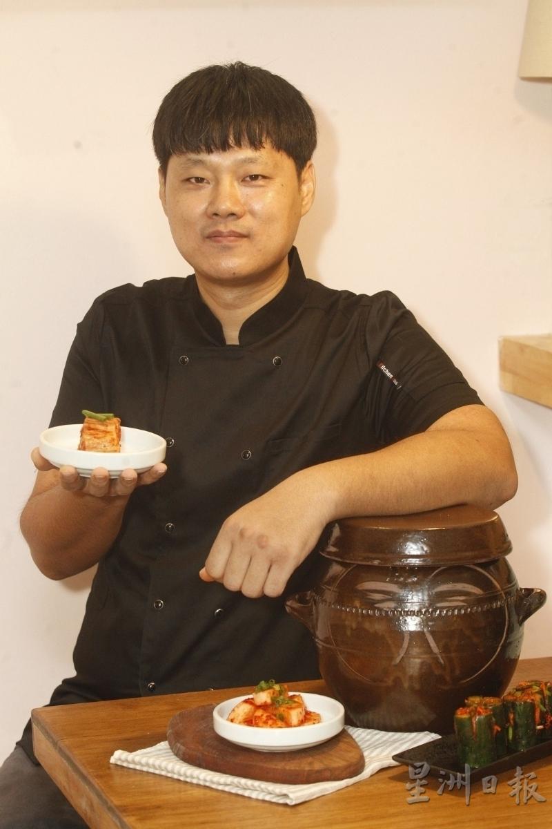 洪昌熹每隔三五天就自己动手腌制泡菜，供应自家厨房。
