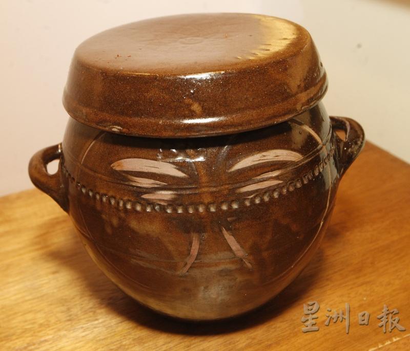 昔日的韩国人把泡菜腌好后放在瓮缸里，埋在地下，慢慢发酵。