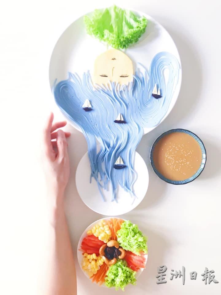 这个蓝海浪头发少女，是綵芸的首个面条造型餐盘，自此开启了她独有的面条餐盘风格。

