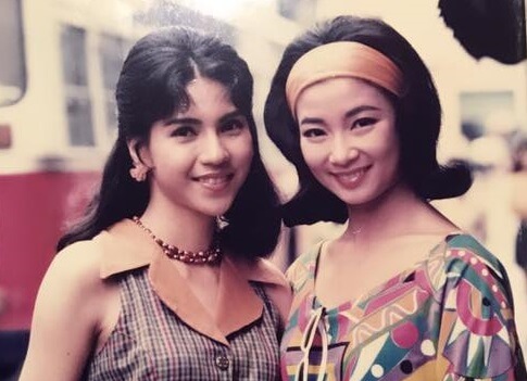 王绮琴（右）在92年拍摄剧集《半生情未了》时，意外撞死女助导。左为大马艺人陈美娥。