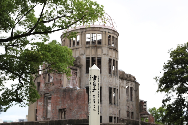 广岛原子弹爆炸遗址，遗址前写著“愿世界人类和平”的字眼，这也是全球人的心愿。  