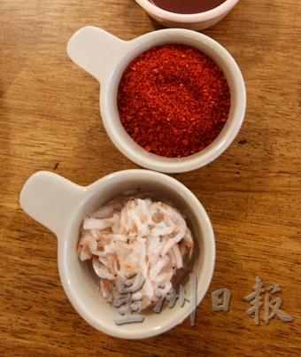 韩国盐渍小虾（下）用以增鲜提味，用量虽少，却是灵魂酱料，小虾色白味鲜，味道不会死咸。韩国辣椒粉（上）以100％的干辣椒磨制，做泡菜要选择粗磨的。