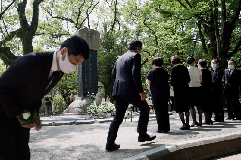 民众在原子弹爆炸韩国受害者追悼会上祈祷。