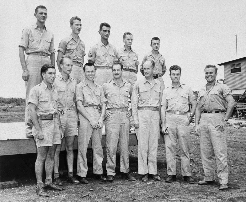 这张1945年8月17日的照片显示美国B-29超级堡垒的机组人员。