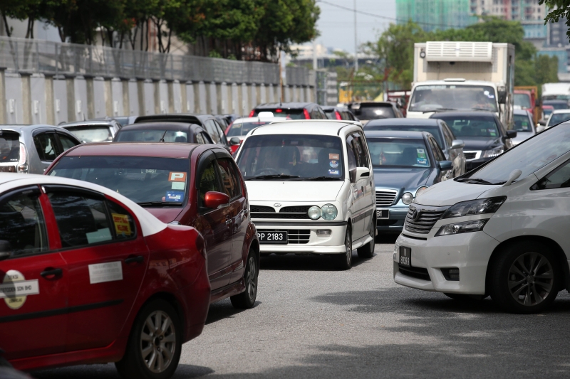 富城园拉也路大塞车，甚至有驾驶者在高峰时段被困在车龙20分钟之久，令他们叫苦连天。