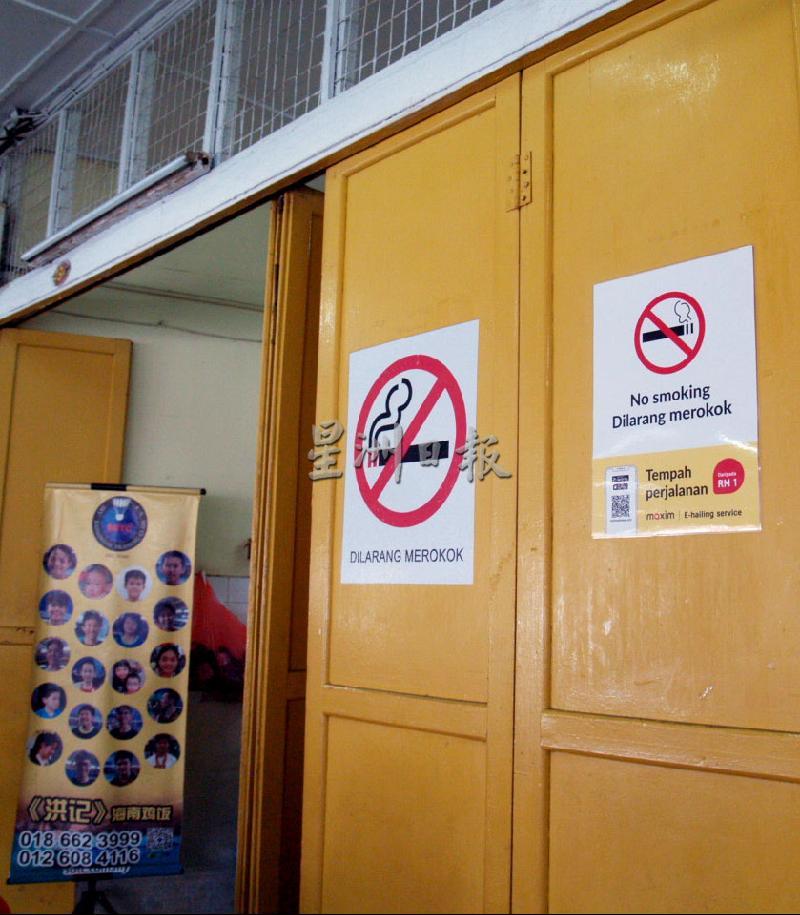 食肆皆有张贴禁烟告示，大部分烟民都会遵守，惟一些较为年长的顾客则会一边用餐一边抽烟，令业者感到为难。