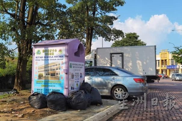位于蓬莱园商业区的环保回收箱附近环境相当乾净，地上垃圾袋装著需回收的衣物。