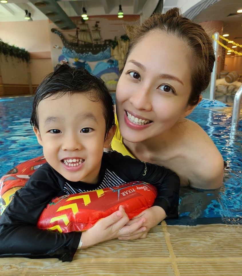 陈敏之儿子雷子乐已经3岁多，她打趣在杨怡IG留言：“这么快厌奶，这么快开始想吃Mom Mom？”