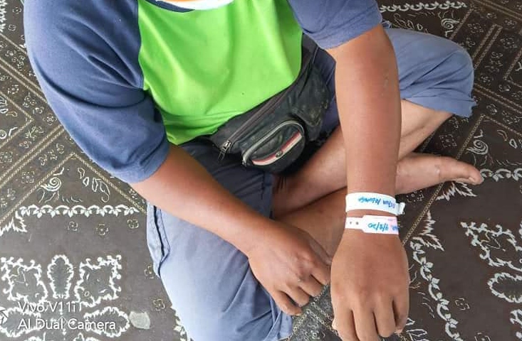 巴东得腊卫生局给一家主戴上两个手环，方便辨别。（照片：巴东得腊卫生局宣传组脸书）