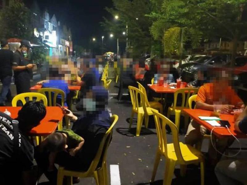 关丹市议会本星期三晚上来到英迪拉马哥打一家知名马来餐馆展开检举，业者也因为无法遵守SOP及把桌椅摆放在道路上，除了接获500令吉罚单，更被指示关闭。