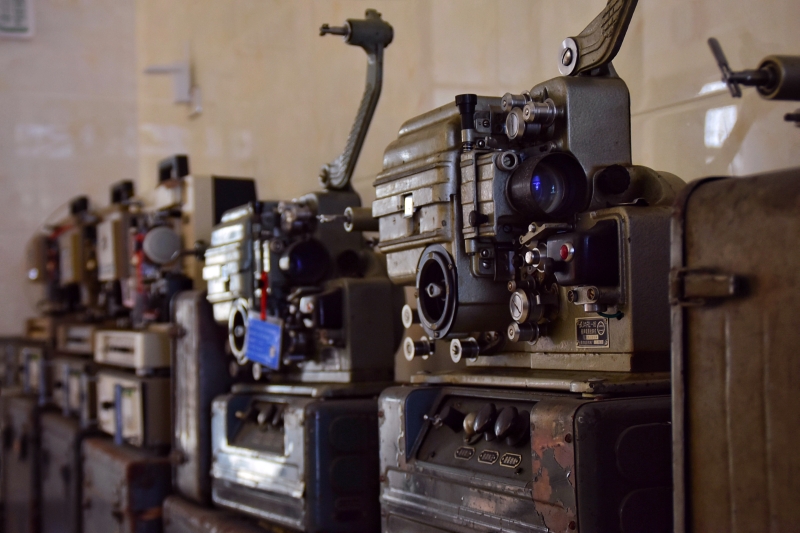 朱生荣和儿子朱强创办的“马鸣电影馆”内存放著第一代国产放映机“老五四型”放映机。这里不仅承载了一个时代的记忆，也为几代放映员提供了“重温手艺”的地方。（图：新华社）