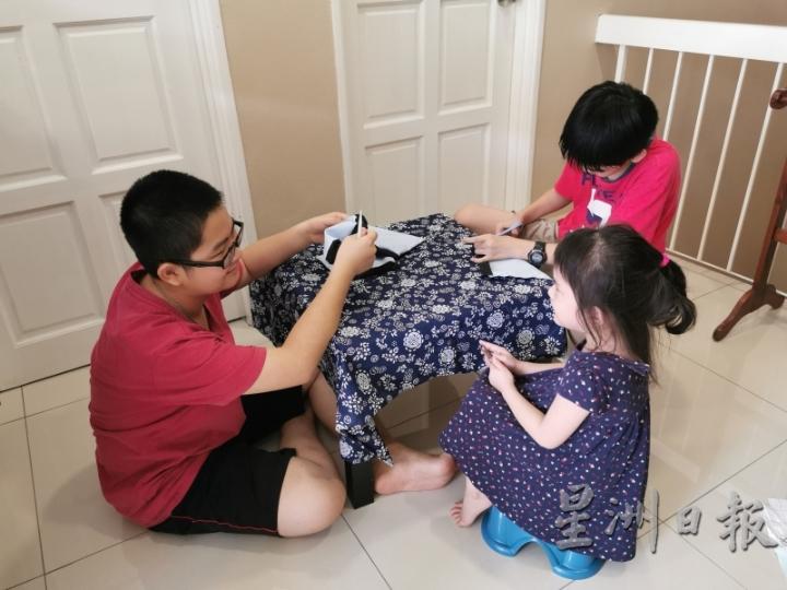 为了制作口罩，丘雪梨全家总动员，3个小孩一起帮忙简单工作，让这突来的假日变得更有意义。（图：受访者提供）