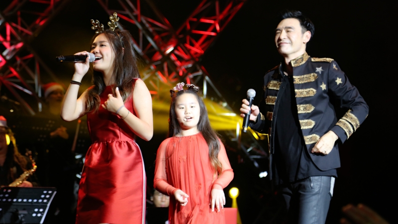 阿B 2年前来云顶开唱，带著两个宝贝女儿锺懿（左一）及锺帼，三父女一起在台上合唱歌曲。